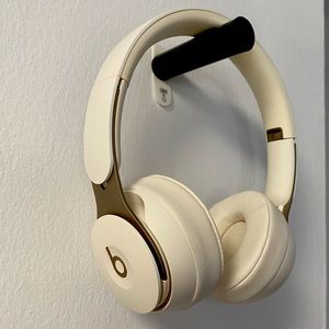 MINT CONDITION 2019 Wireless Beats Solo Pros (On Ear) Headphones [Ivory]